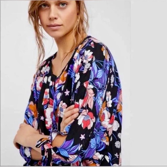 Free People Keepin’ On Tee Tropical Floral Print Women's Ling Sleeve Blouse Med. - Picture 2 of 12